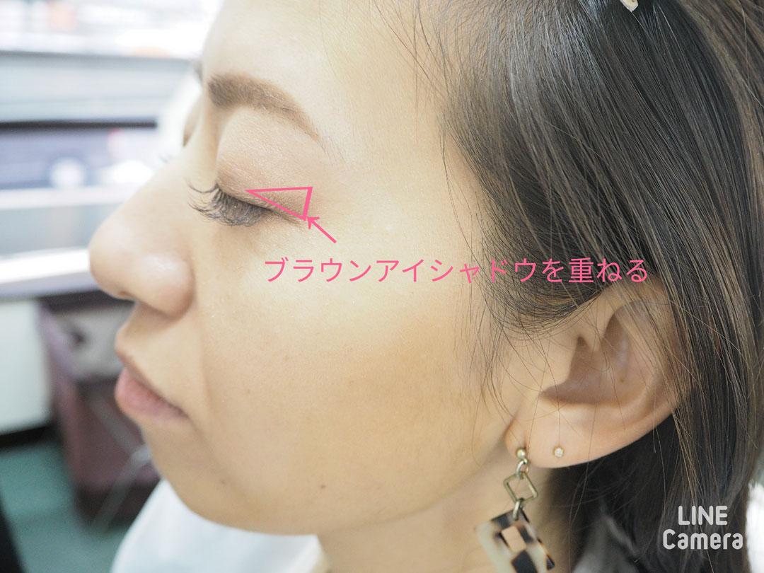 アイラインだけでネコ目を作っている