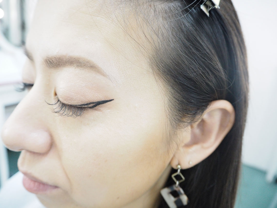 目頭まで囲んでいない