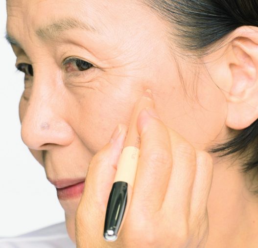 シミは全部消すと不自然。目立つものだけ消すのがポイント