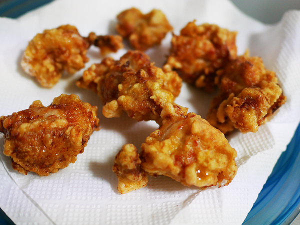 作り方6　揚がった鶏肉（油切）