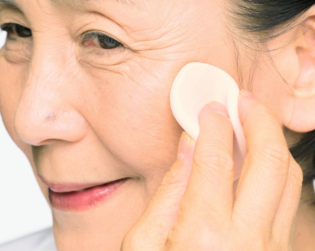 スポンジでぼかせばナチュラルにシミカバーできます