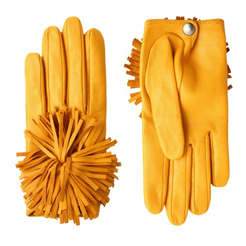 ポンポンの飾りがアクセントの手袋。裏地はシルク生地を使用。195ユーロ