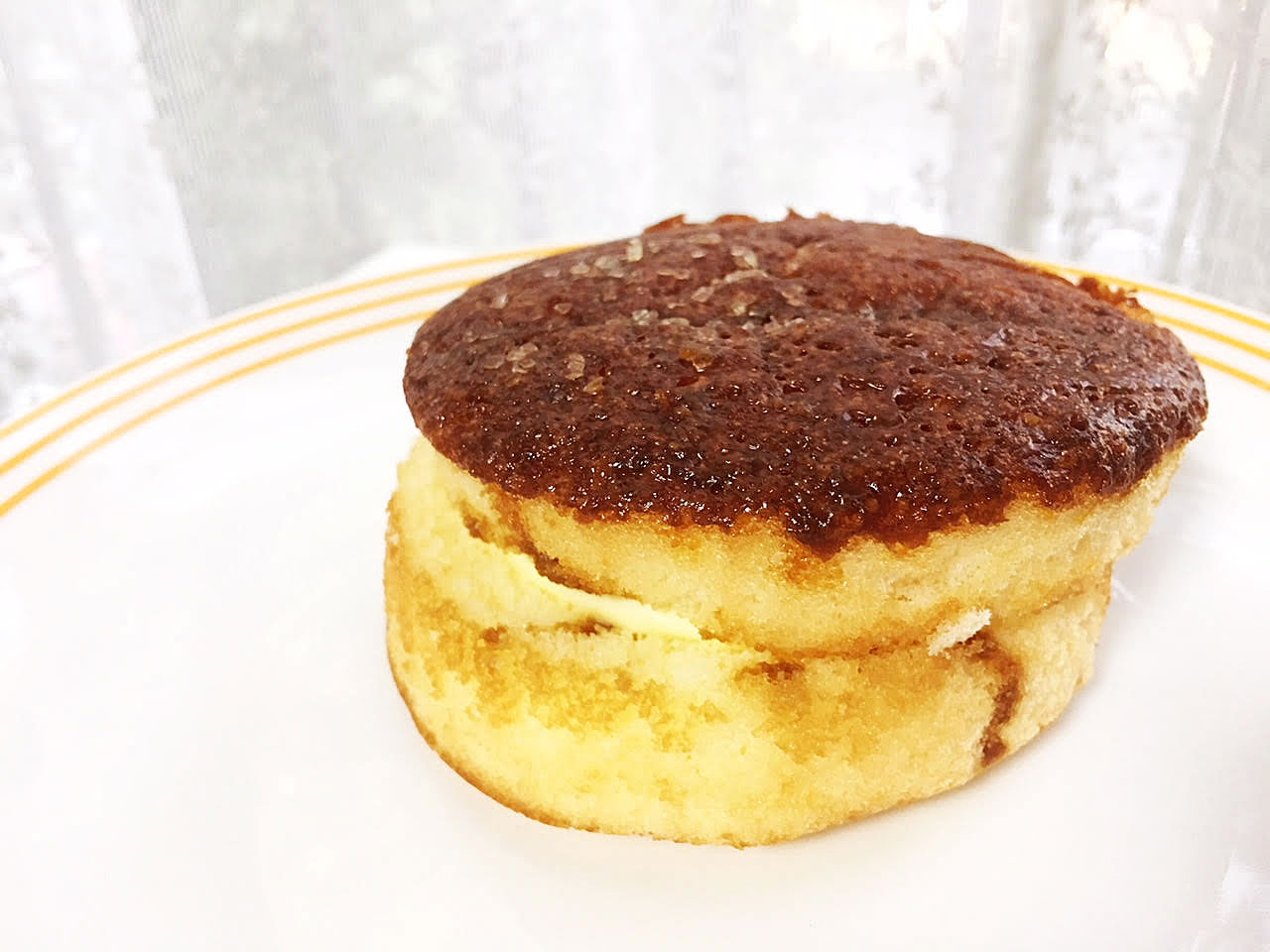 カラメルソースがしみこんだざらめのフワジュワケーキ