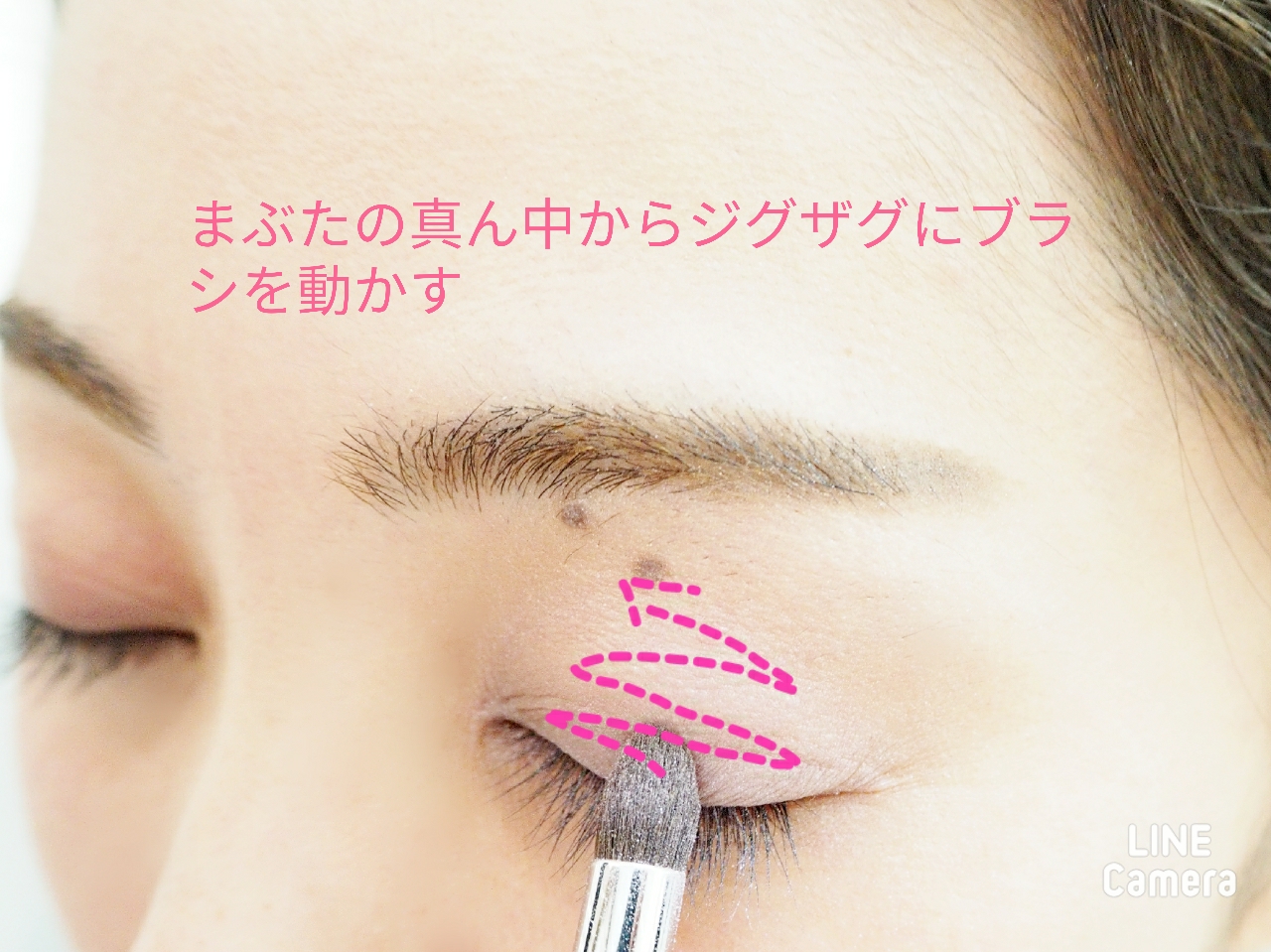 アイホール全体にハイライトカラーをのせる