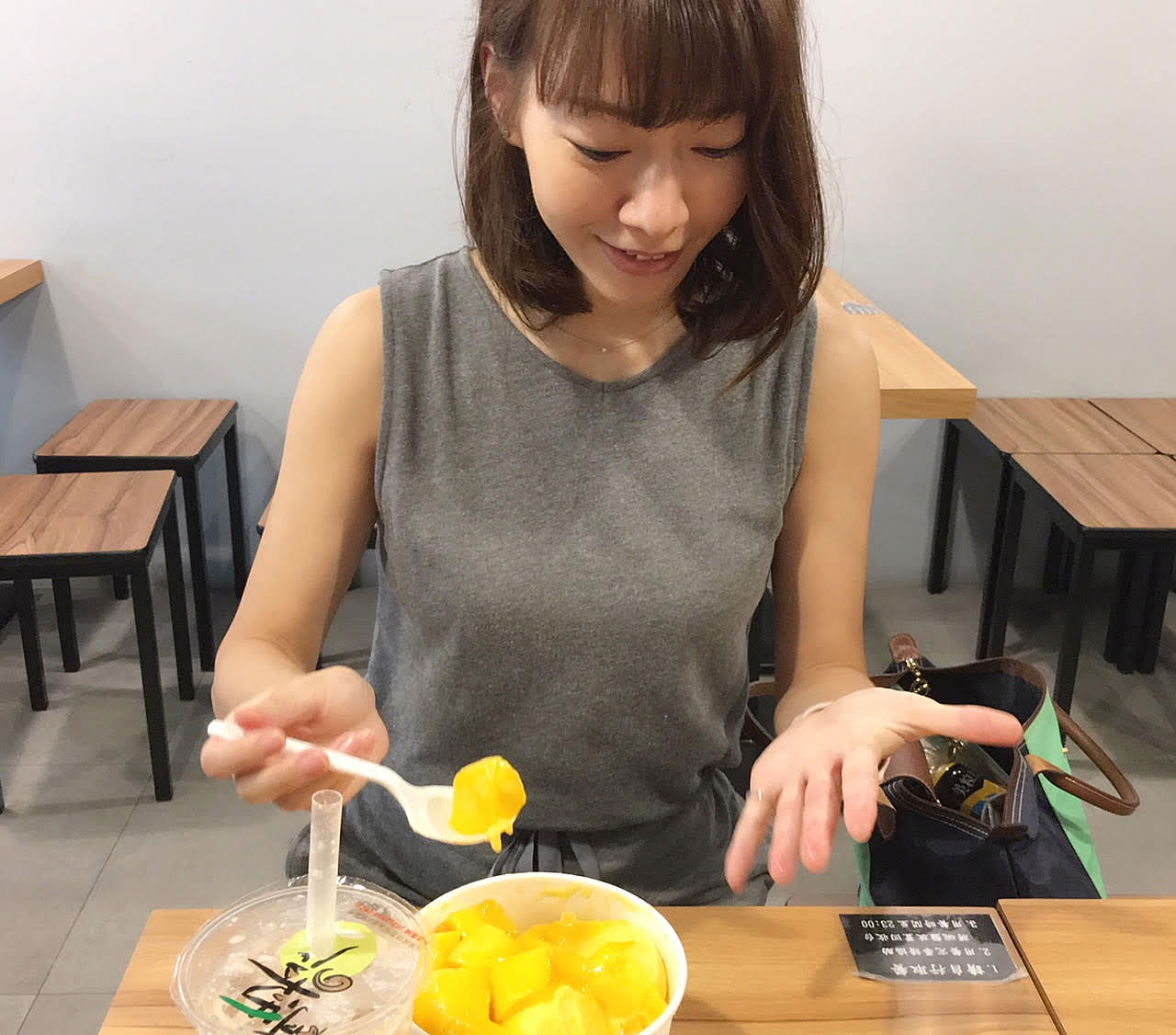 筆者も誰かと一緒に食事をするとつい食べ過ぎてしまいます