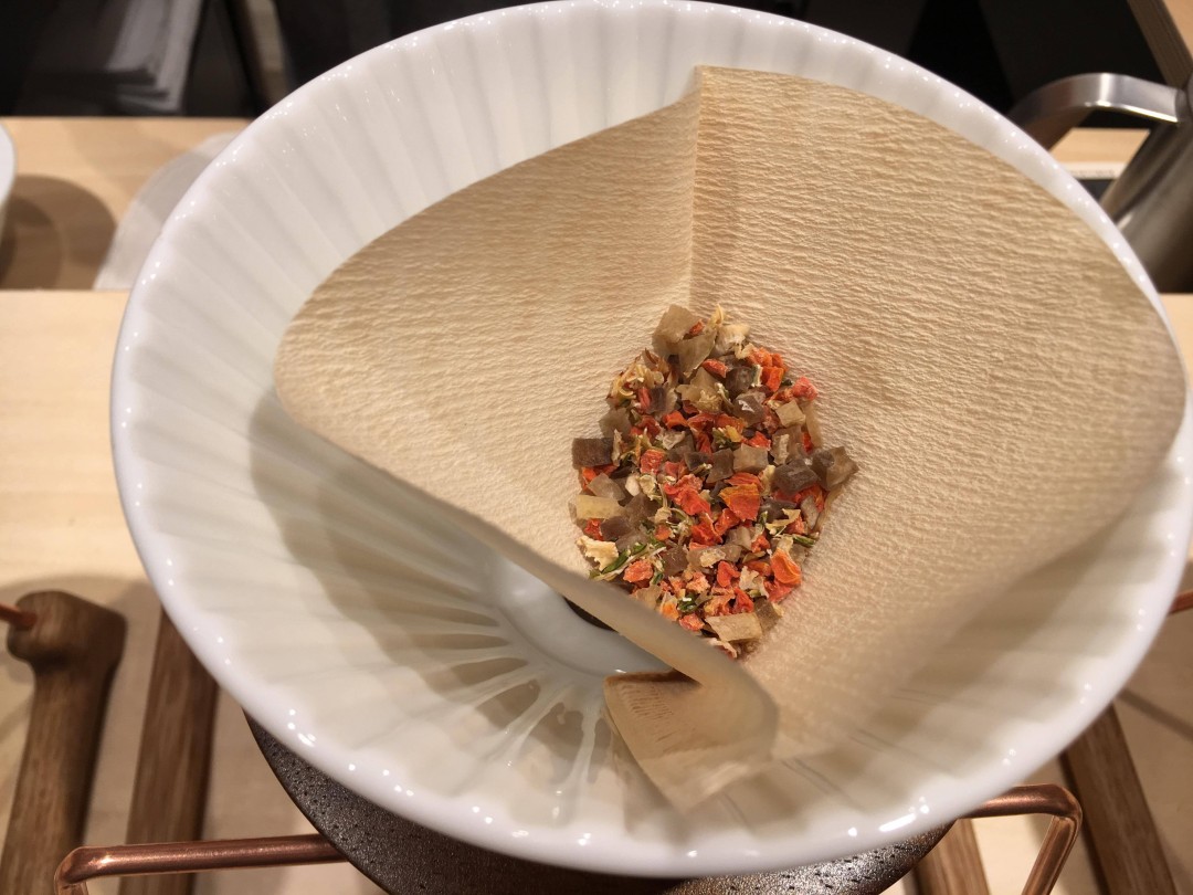 （1）コーヒーフィルターに乾燥野菜を敷き、