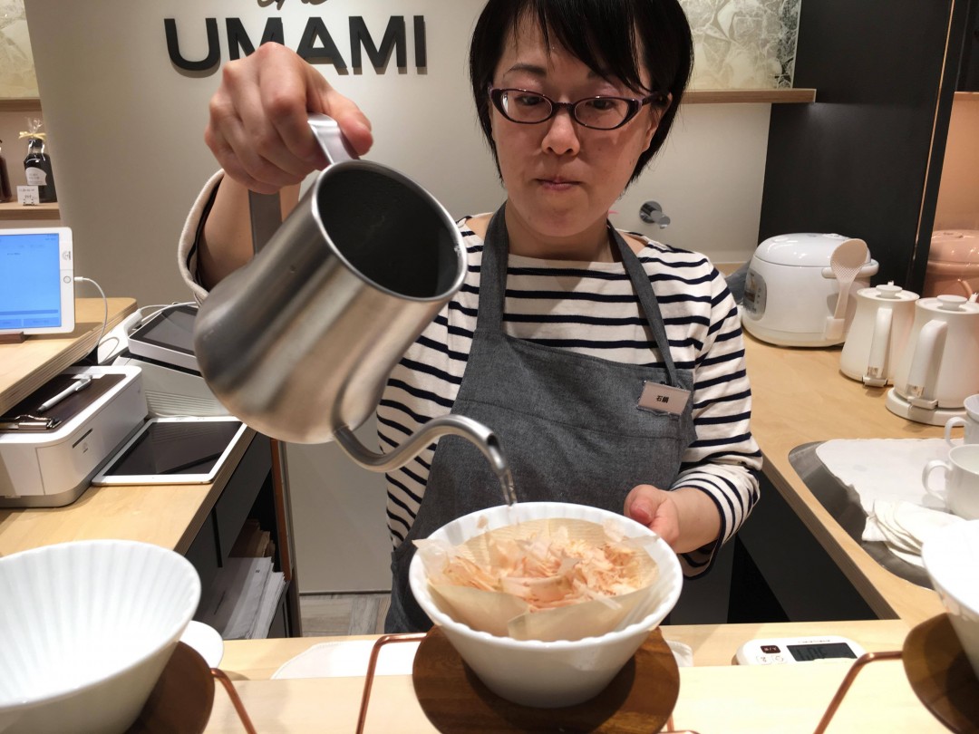 （3）熱湯をゆっくり注ぐ