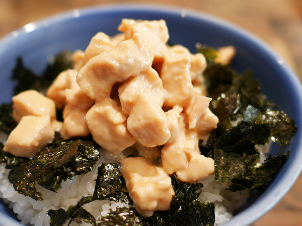 鶏むね肉の濃厚だし茶漬け　盛り付け　鶏むね肉（タレ味付）海苔