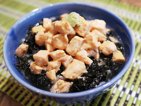 鶏むね肉の濃厚だし茶漬け　完成　ゆでたスープとトッピング（ワサビ）