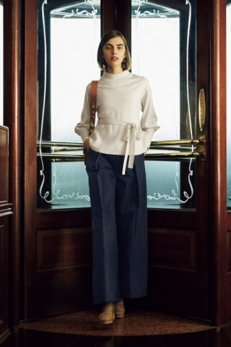 ウエストタイハイネックセーター