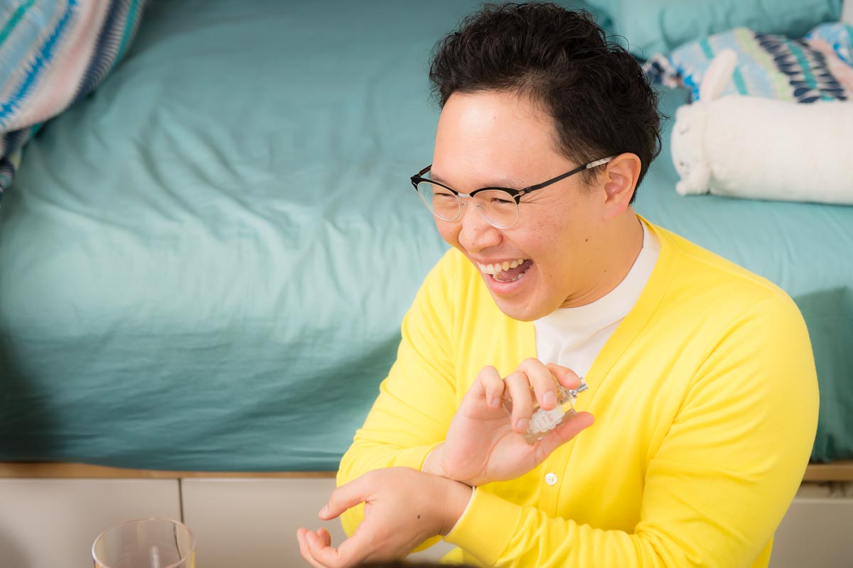 胸の谷間の香水にそそられる