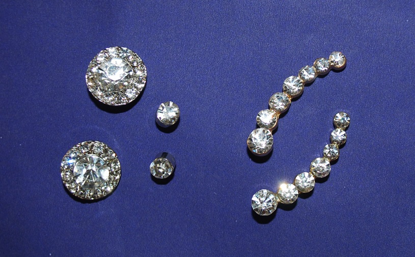 ラインストーンのピアス