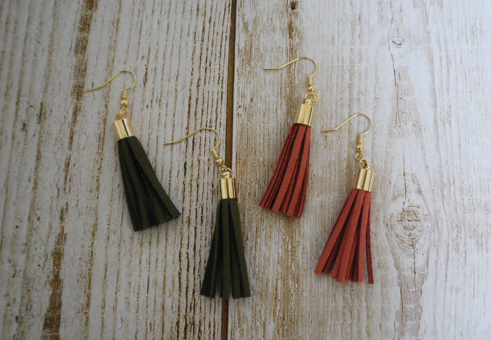 スエードタッチタッセルピアス