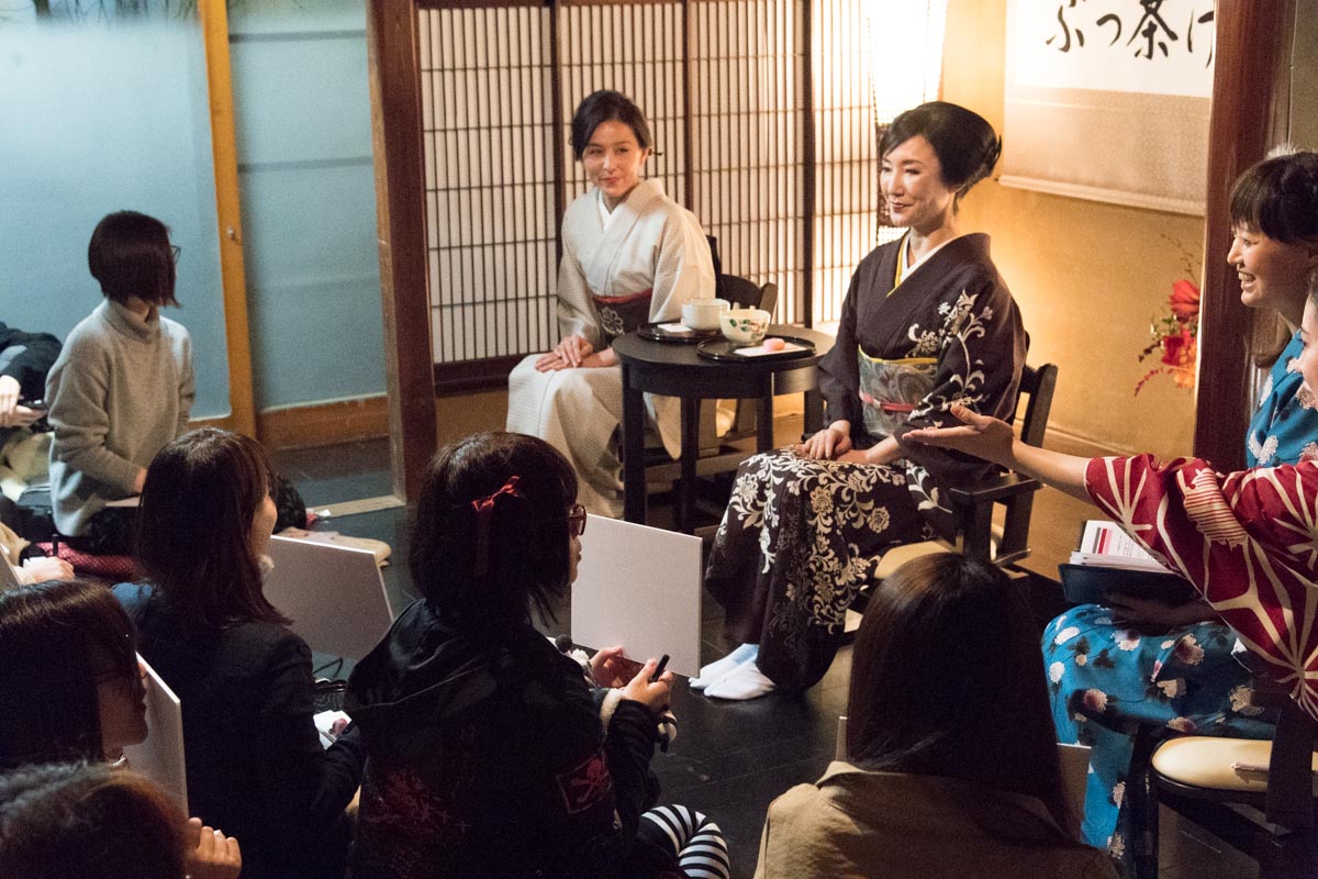 ぶっちゃけ話を披露する参加者たち