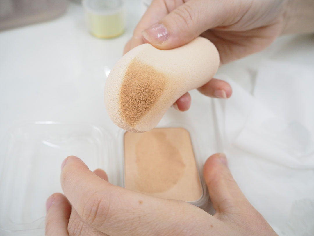 パウダーファンデのスポンジに塗布