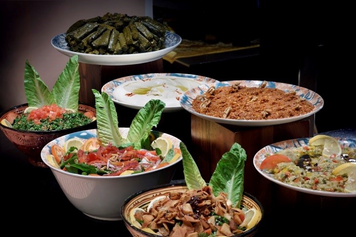 前菜にはタブーレ（左奥）、ムタッバル（右奥から2番目）などが並びます