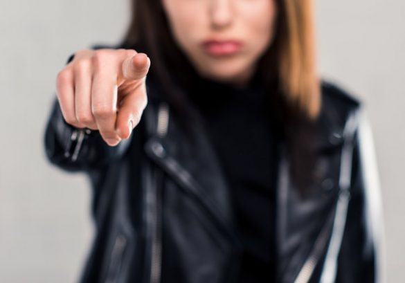 怒る女性 怒る女性