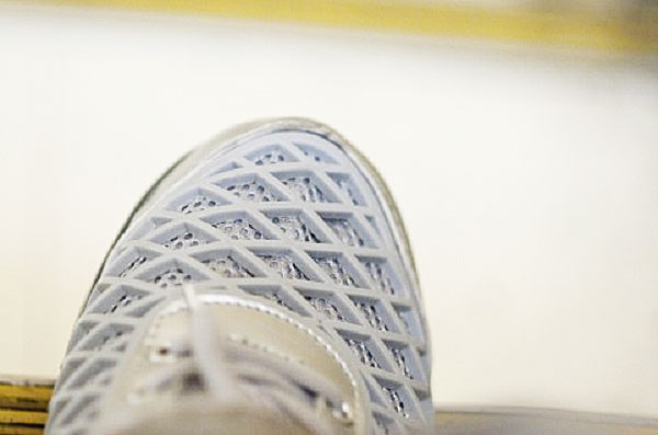 スニーカーはクッション性の高いものを