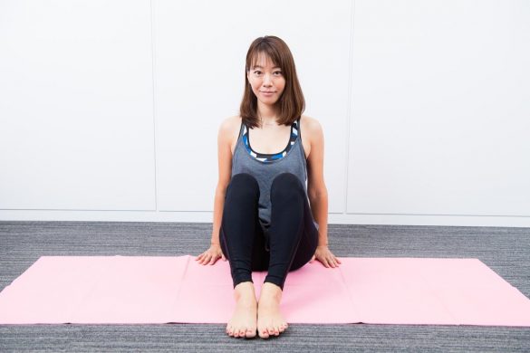 床に体育座りをする