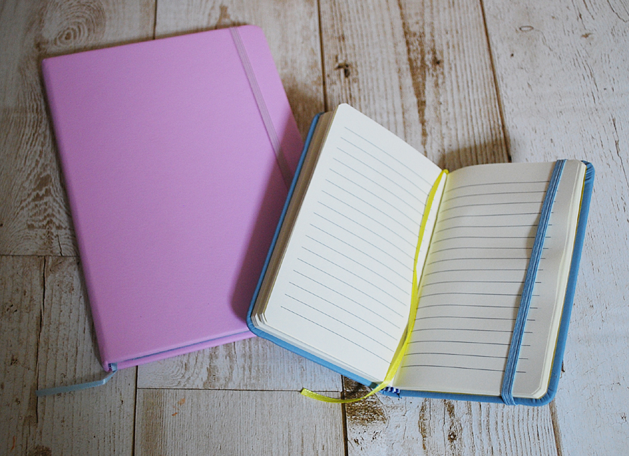 ノート（大）300円、（小）200円