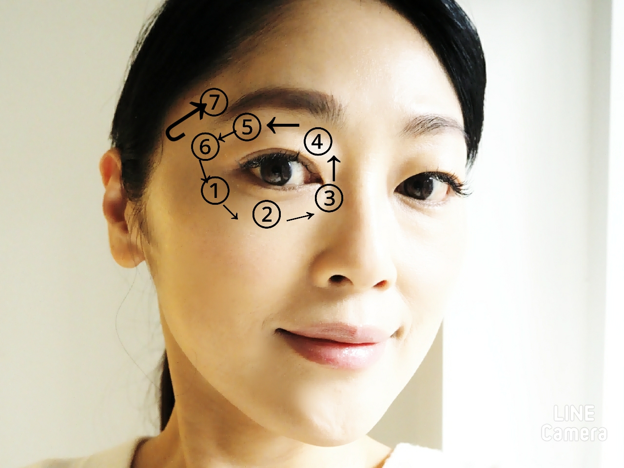 目の周りを1周するようにマッサージ