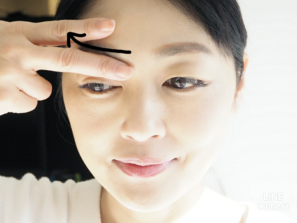 フェイスラインに向かって引き上げる