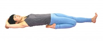 片足の仰向けの英雄のポーズ