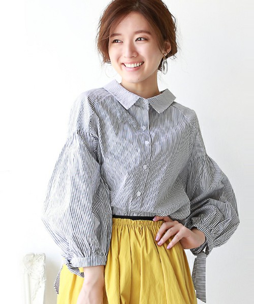 ボリューム袖のブラウス