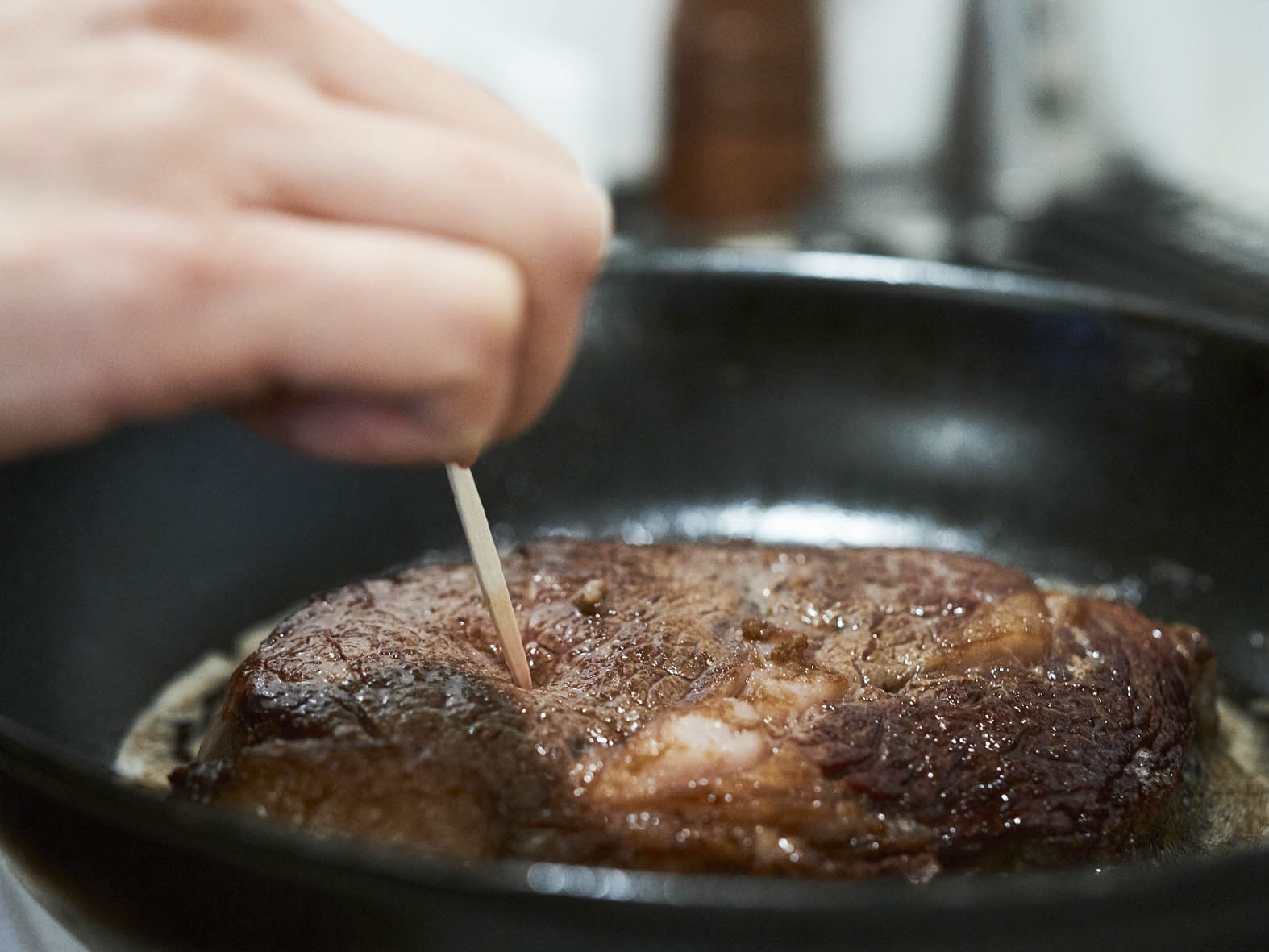 楊枝を肉に刺して火の通りをチェック