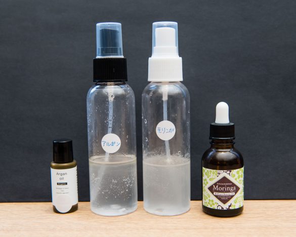 左がアルガンオイルと水、右がモリンガオイルと水を混ぜたもの 左がアルガンオイルと水、右がモリンガオイルと水を混ぜたもの