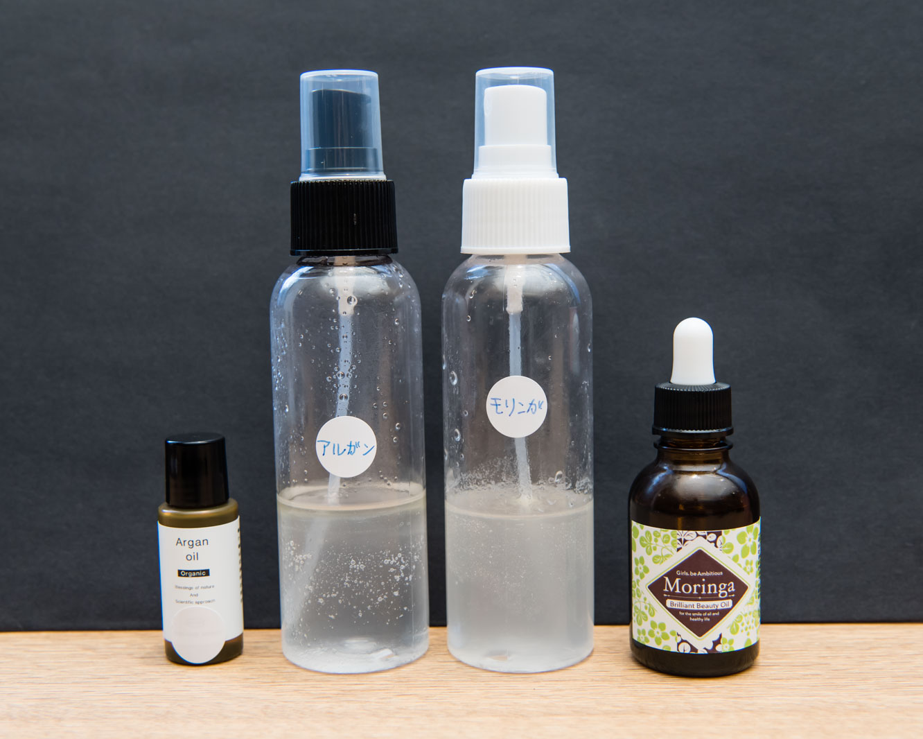 左がアルガンオイルと水、右がモリンガオイルと水を混ぜたもの