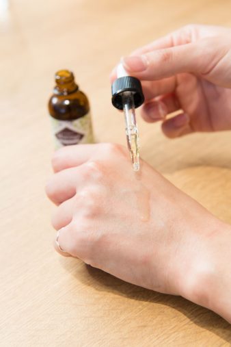 モリンガオイルをつける筆者