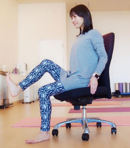 かかとを突き出すようにしながらひざを伸ばす