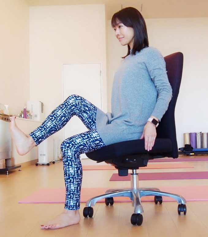 かかとを突き出すようにしながらひざを伸ばす