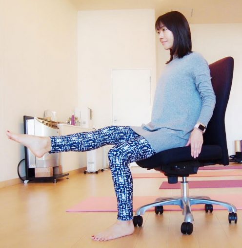 つま先をグーッと伸ばし（2）の最初の姿勢に戻る