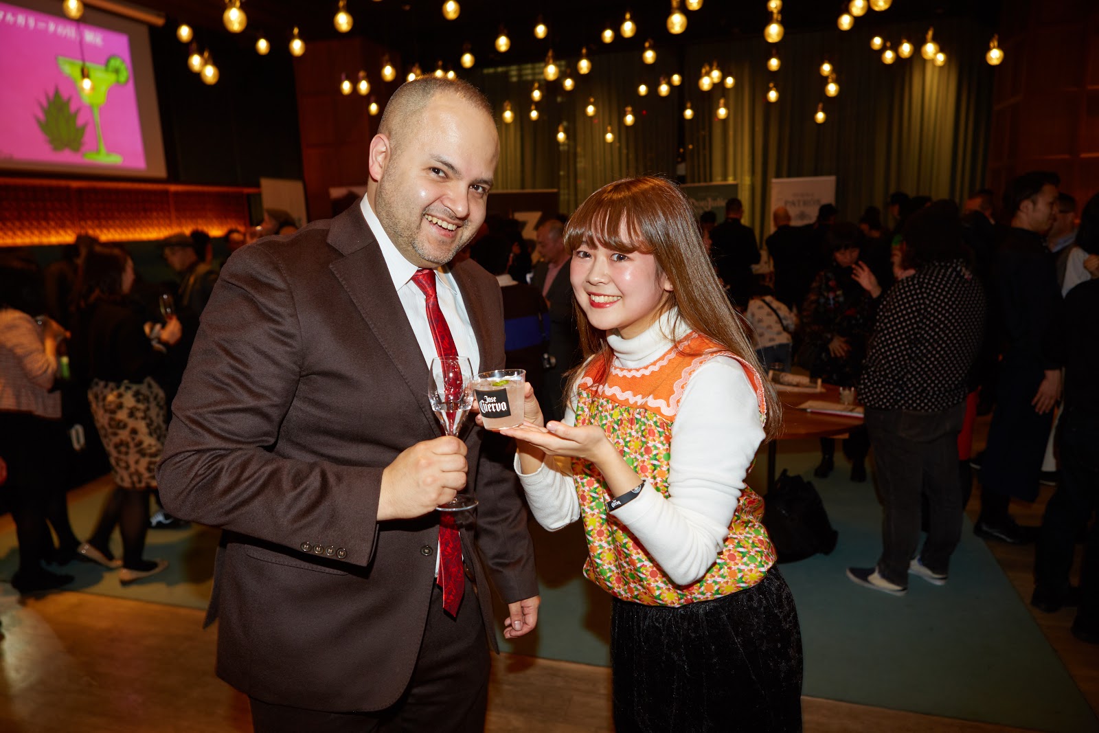 メキシコ大使館のアーロン・ベラ参事官と記者Ｗ