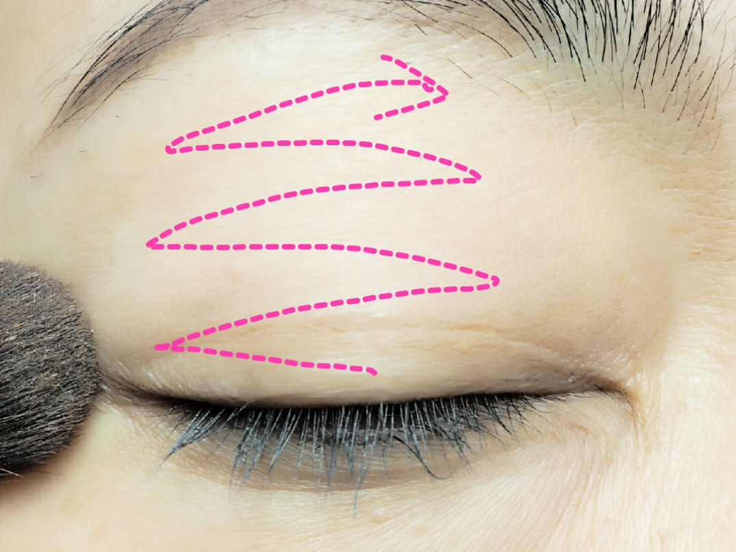 ハイライトは目の中央から左右にジクザグに入れる