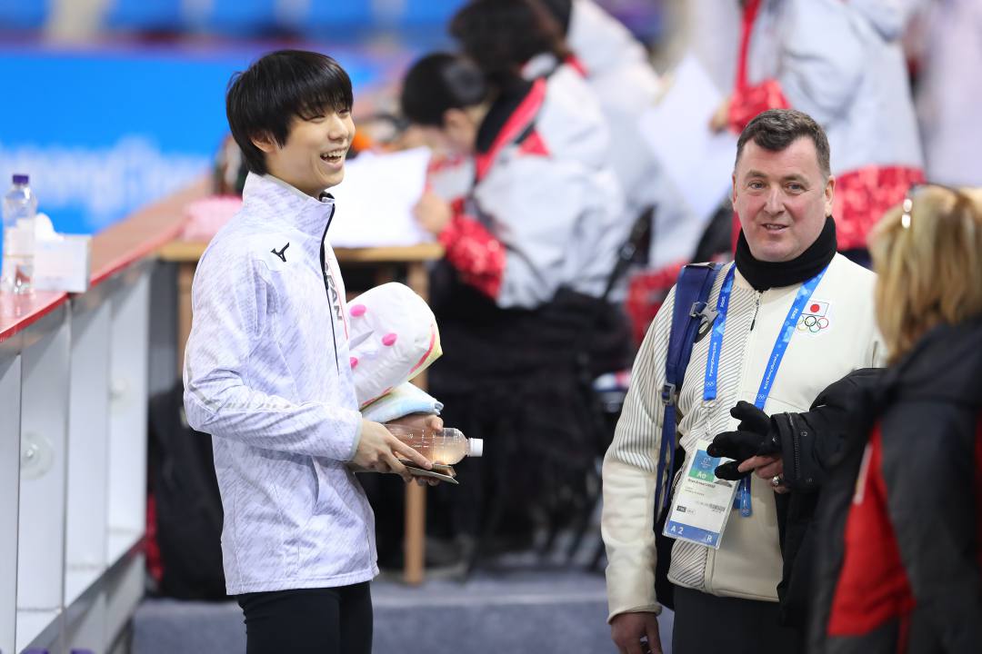 2月12日、ティッシュを抱える羽生選手