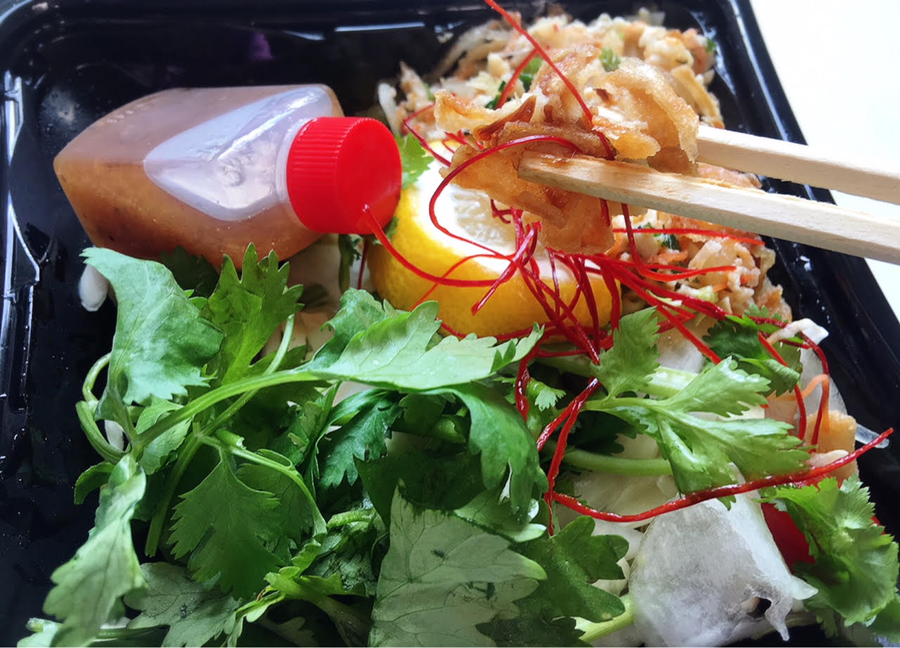 鶏ひき肉のスパイシー和えのパクチーサラダ