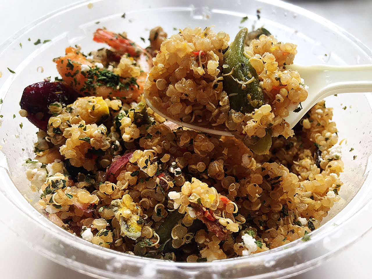 フェタチーズと有機キヌアの地中海風サラダ