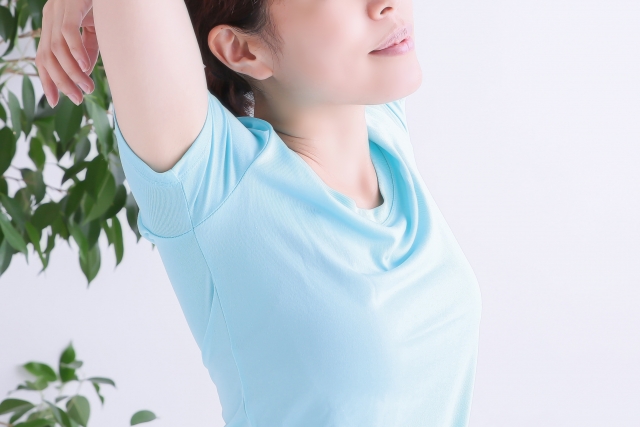 肩甲骨を伸ばす女性