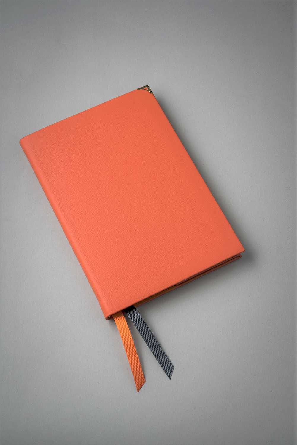 A4判サイズ170ユーロ、手帳サイズ55ユーロ