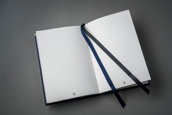 2色のしおり紐がスタイリッシュ