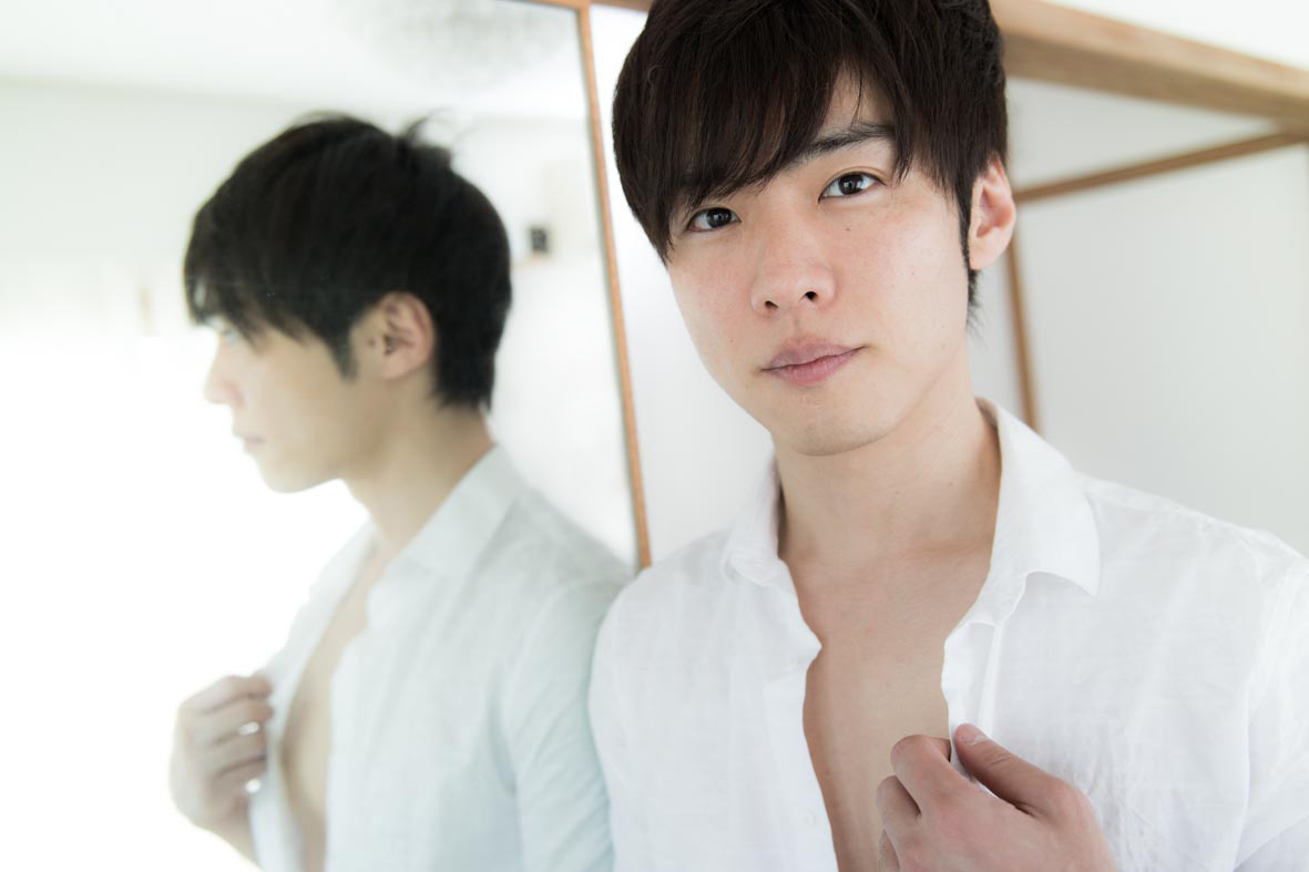 シャツボタンに指をかける一徹さん