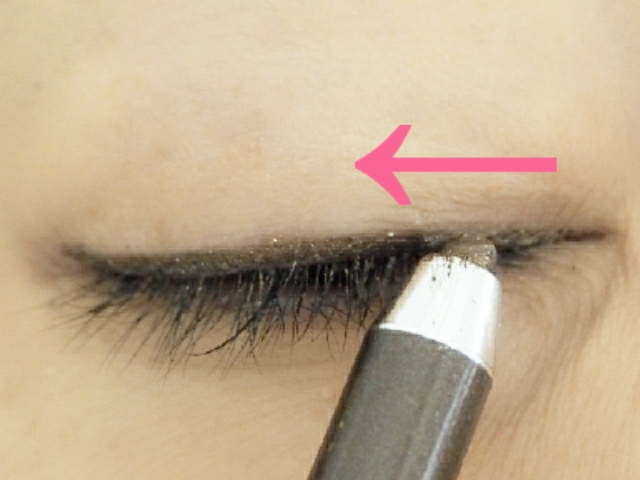 目頭から中央までラインを描く