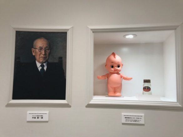 キユューピー創設者と初代キューピー、発売当初のマヨネーズの瓶