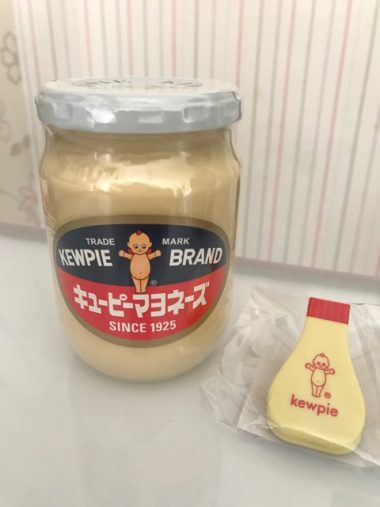 瓶入りのマヨネーズとクリップマグネット