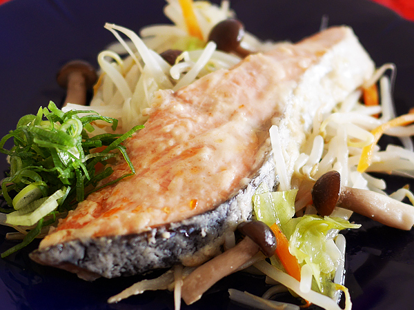 カット野菜とサーモンのふっくら蒸し