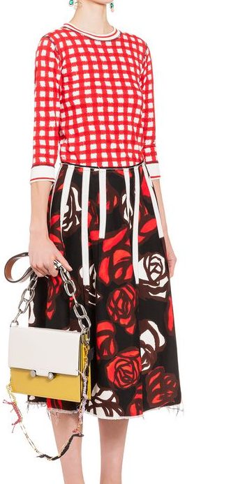 マルニのスカートとTシャツのコーデ