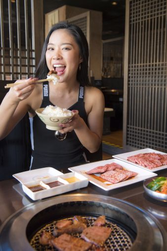 大盛りのご飯とともに焼肉を頬張る角田さん